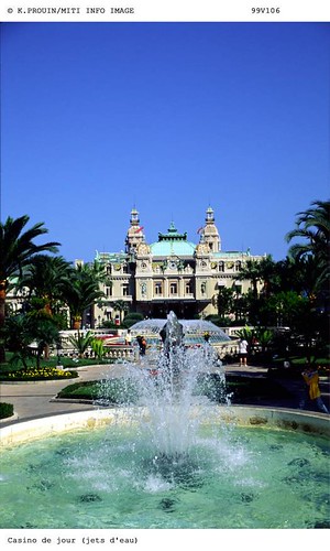UK Casino Online front with fountain 2