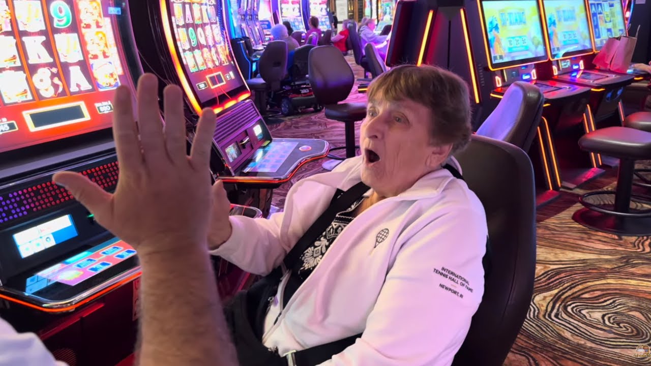I Gave This Lucky Lady $200 in addition to She Lands A MAX BET Bonus!