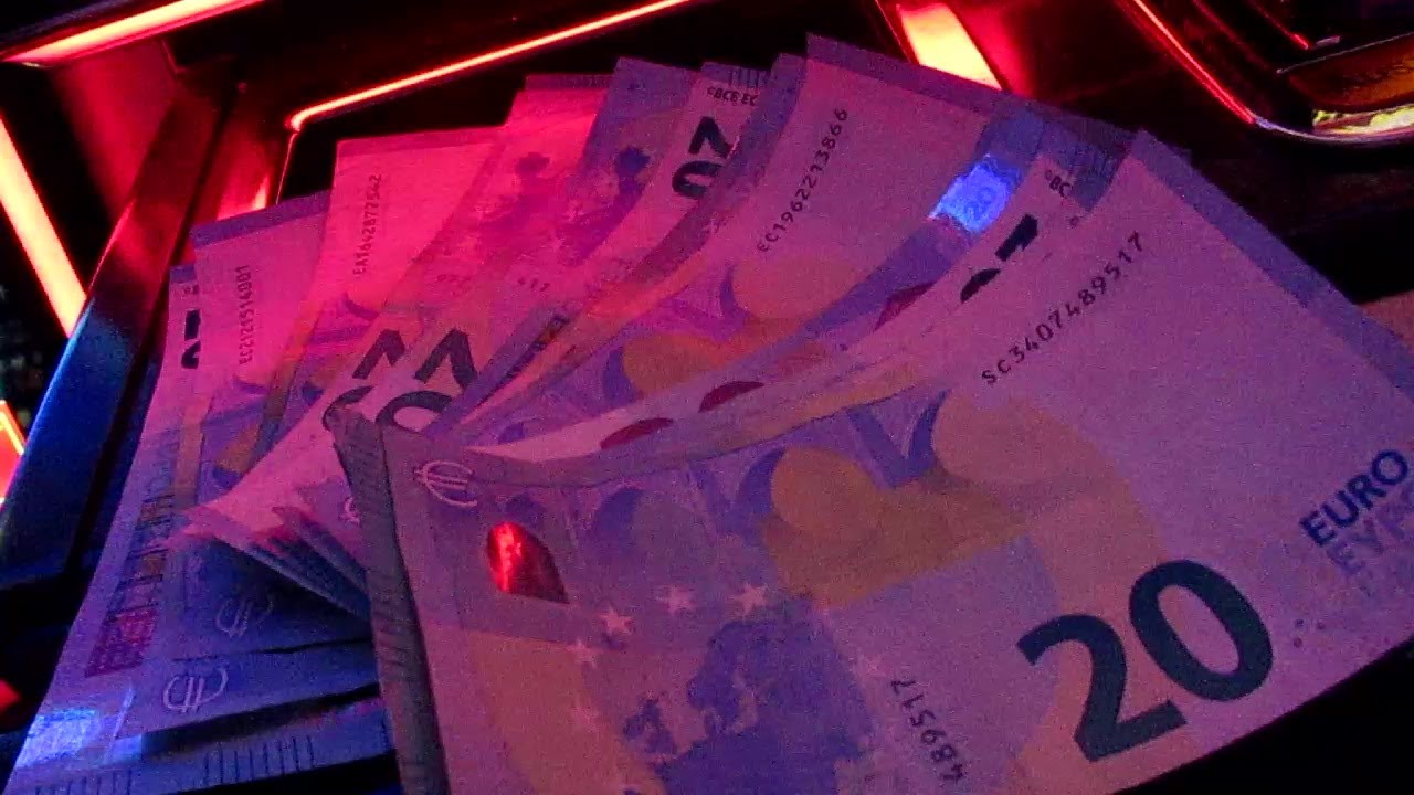 Neues Spiel neues Glück! Geldscheine aus den Automaten Ziehen! Ein Glücklicher Tag beim Zocken!